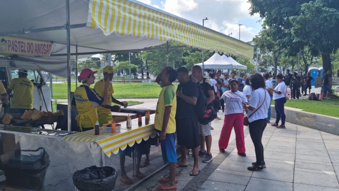 Natal Social do TJRJ distribui mais de mil quentinhas à população de rua