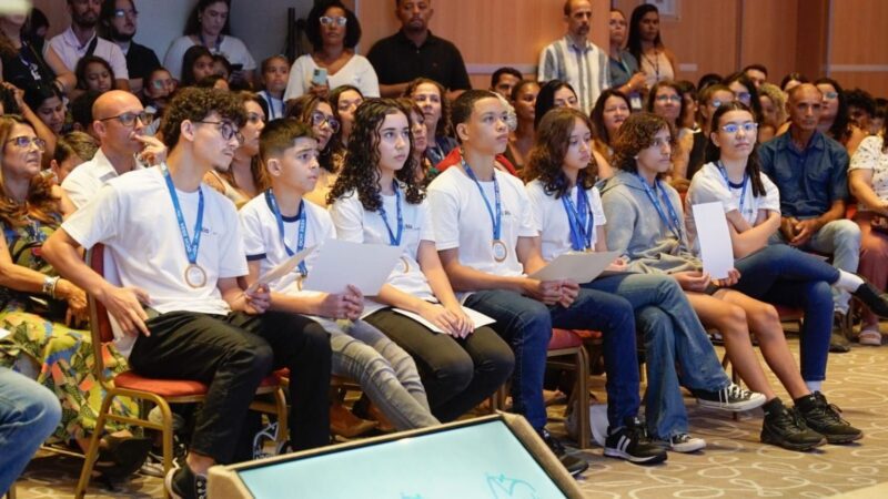 100 estudantes premiados pela Prefeitura do Rio embarcam para a Disney e NASA