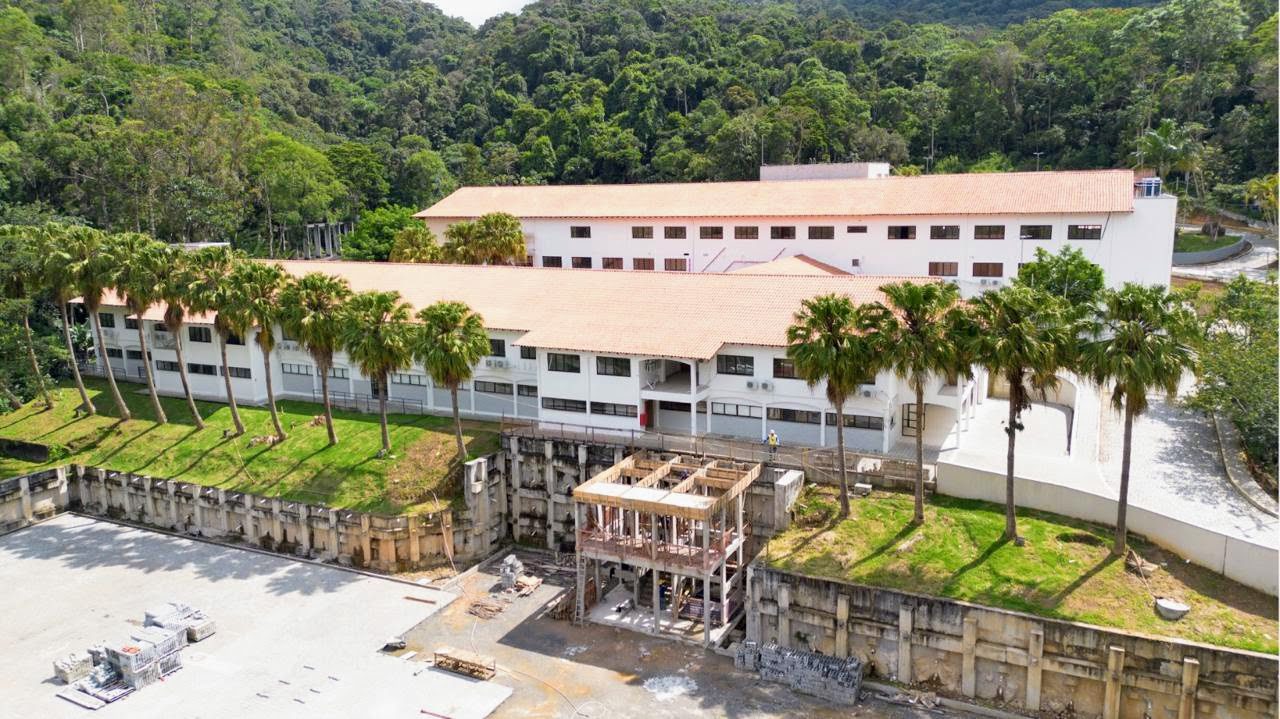 Cláudio Castro vistoria obras de construção do futuro Hospital Estadual de Oncologia de Nova Friburgo