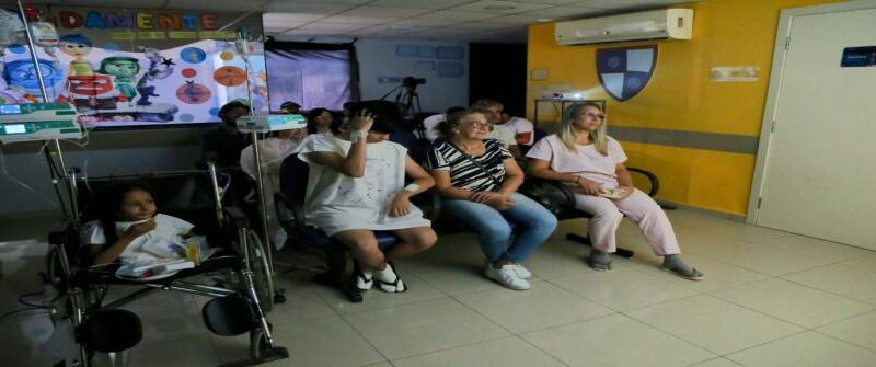 Pacientes do Hospital Estadual da Criança assistem à sessão de curtas-metragens